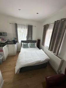 3rd Studio Flat With Private Toilet and Bathroom Setup For Family Enjoyment 134 Keedonwood Road Bromley