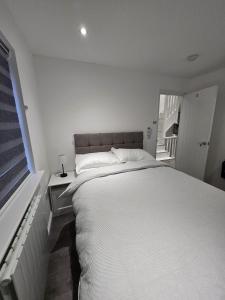 A stylish 3 bedroom house or Apartment in Greenhithe - Available for booking as individual Room or as a Whole apartment - 11mins walk to Greenhithe Train Station, 7 mins drive to Bluewater shopping mall