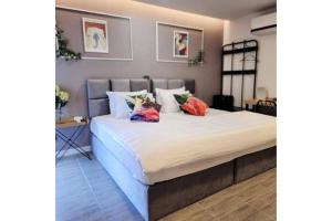 Capital O 75422 Million Pillows