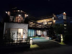 Capital O 75422 Million Pillows