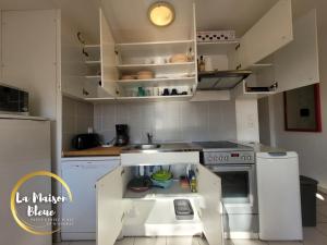 Appartements La Maison Bleue, village vacances, piscine, parking : photos des chambres