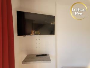 Appartements La Maison Bleue, village vacances, piscine, parking : photos des chambres