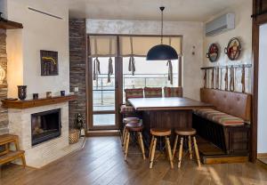 Modern Comfort & Vintage Charm with Panoramic View by Flat Mаnаger