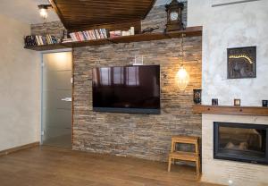 Modern Comfort & Vintage Charm with Panoramic View by Flat Mаnаger