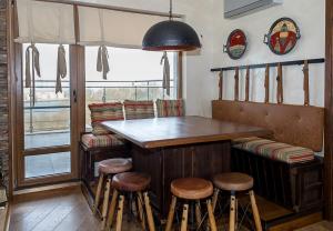 Modern Comfort & Vintage Charm with Panoramic View by Flat Mаnаger