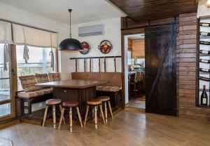 Modern Comfort & Vintage Charm with Panoramic View by Flat Mаnаger