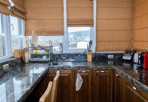 Modern Comfort & Vintage Charm with Panoramic View by Flat Mаnаger