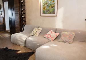 Modern Comfort & Vintage Charm with Panoramic View by Flat Mаnаger