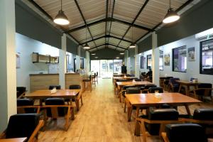 Super OYO Townhouse OAK Hotel Fiducia Pondok Gede