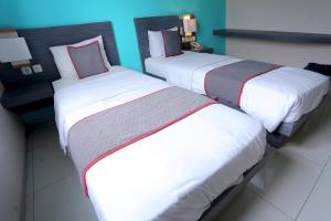 Super OYO Townhouse OAK Hotel Fiducia Pondok Gede