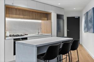 Stunning Westside CBD 2bd, Heated Pool, Gym, Sauna, Steam