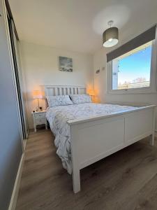 169 Sunbeach, Scratby - Two bed Chalet, sleeps 5, pet friendly, FREE pool and entertainment passes plus WiFi and linen and towels included