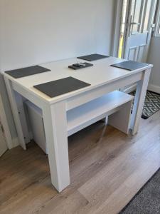 169 Sunbeach, Scratby - Two bed Chalet, sleeps 5, pet friendly, FREE pool and entertainment passes plus WiFi and linen and towels included