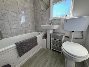 169 - Two bed Chalet on Sunbeach Holiday Park - Sleeps 5, pet friendly, FREE pool and entertainment passes included - plus WiFi, bed linen and towels included 300m from the beach!