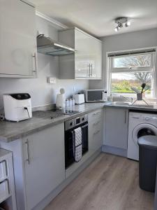 169 Sunbeach, Scratby - Two bed Chalet, sleeps 5, pet friendly, FREE pool and entertainment passes plus WiFi and linen and towels included