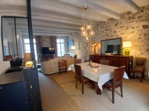 Maisons de vacances Pierres anciennes et soirees douces Coeur de ville : photos des chambres