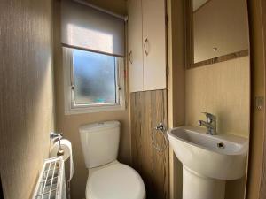 Homely 8 Berth Caravan At Broadland Sands Holiday Park, Suffolk Ref 20154Bs