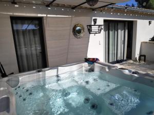 Appartements Le Titibu, Gite et Spa entre Ardeche et Provence, Clim, BBQ, Netflix, classe 5 etoiles : photos des chambres