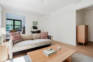 Blueground Midtown E wd doorman nr E River NYC-1527