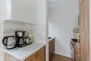 Blueground Midtown E wd doorman nr E River NYC-1527