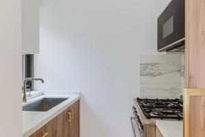 Blueground Midtown E wd doorman nr E River NYC-1527