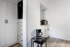 Blueground Westwood nr Coffee Dining Uni LAX-1209