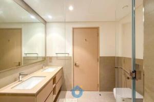 Steps from Dubai Mall Enjoy Dubai Skyline from Balcony Luxury 2 Bedroom Like Home