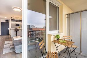 Central - Balcony - NEW - Comfy