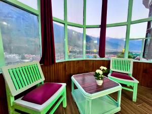 Hotel New Hadimba Palace Inn - Mountain View with Premium Rooms Near Mall Road , Manali