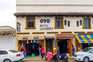 OYO Hotel Las Nubes,Mercado de Dulces y Artesanías Ámbar - 科米坦德多明格斯