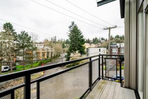 Blueground Univ Dist AC elev nr UW Burke SEA-850