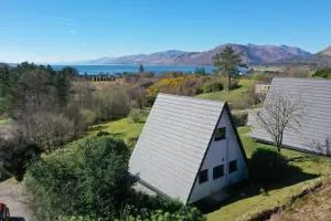 1 Bedroom Cabin with Mountain & Loch Views - Quiet Location between Glencoe & Ben Nevis - Ardgour