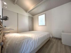 Maisons de vacances Maison cosy avec mezzanine, piscine chauffee, proche mer - 4 couchages - parking privatif - FR-1-224A-1 : photos des chambres