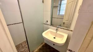 Royal Palms Retreat Cozy 1BHK Just 1 Min from the Beach