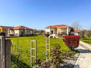 Charming Countryside Villa with Garden & Terrace near Skadar Lake - Бериславци