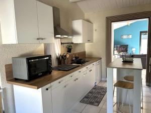Maisons de vacances Maison 5 pieces avec wifi, pres plage et centre, Brem sur Mer - FR-1-224A-73 : photos des chambres