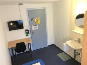 Single Room with Shared Bathroom room in Hirschen Backpacker-Hotel & Pub