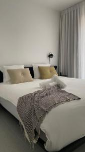 Huswell - Modern one bedroom apartment with lateral sea view