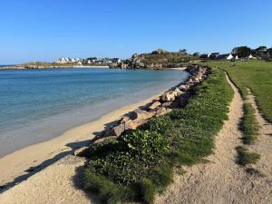 Villa lumineuse 4 étoiles, 50m de la plage, jardin clos, tranquillité à Trégastel - FR-1-368-399