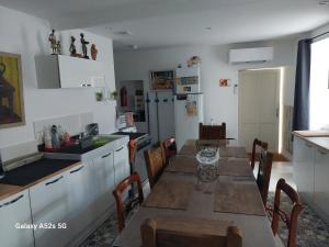 ARDECHE, Maison de vacances bensylv privative 4 adultes et 2 enfants 3 chambres, 4 lits