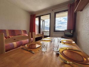 Studio cosy à 50m des pistes, balcon, parking, casier à skis, proche village et école de ski - FR-1-595-11
