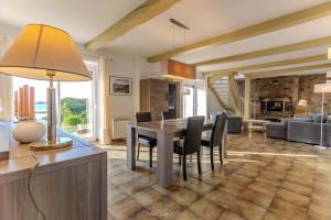 Maisons de vacances Maison pour 7 - Superbe vue mer depuis le jardin : photos des chambres