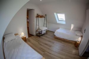 Maisons de vacances Maison pour 7 - Superbe vue mer depuis le jardin : photos des chambres