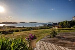 Maisons de vacances Maison pour 7 - Superbe vue mer depuis le jardin : photos des chambres