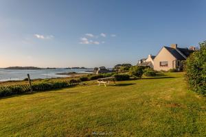 Maisons de vacances Maison pour 7 - Superbe vue mer depuis le jardin : photos des chambres