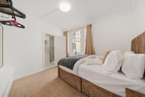 Prime Soho 3-Bedroom Apartment Steps from Piccadilly and Chinatown! No Lift 3GH
