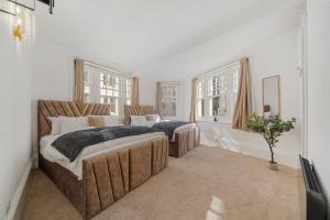 Prime Soho 3-Bedroom Apartment Steps from Piccadilly and Chinatown! No Lift 3GH