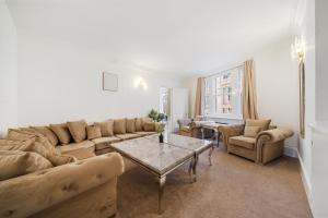 Prime Soho 3-Bedroom Apartment Steps from Piccadilly and Chinatown! No Lift 3GH