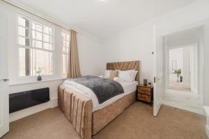 Prime Soho 3-Bedroom Apartment Steps from Piccadilly and Chinatown! No Lift 3GH