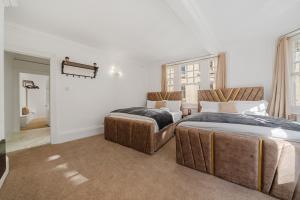 Prime Soho 3-Bedroom Apartment Steps from Piccadilly and Chinatown! No Lift 3GH